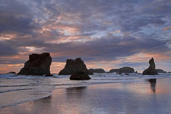 OR, Bandon Sunset over seastacks on ocean beach
